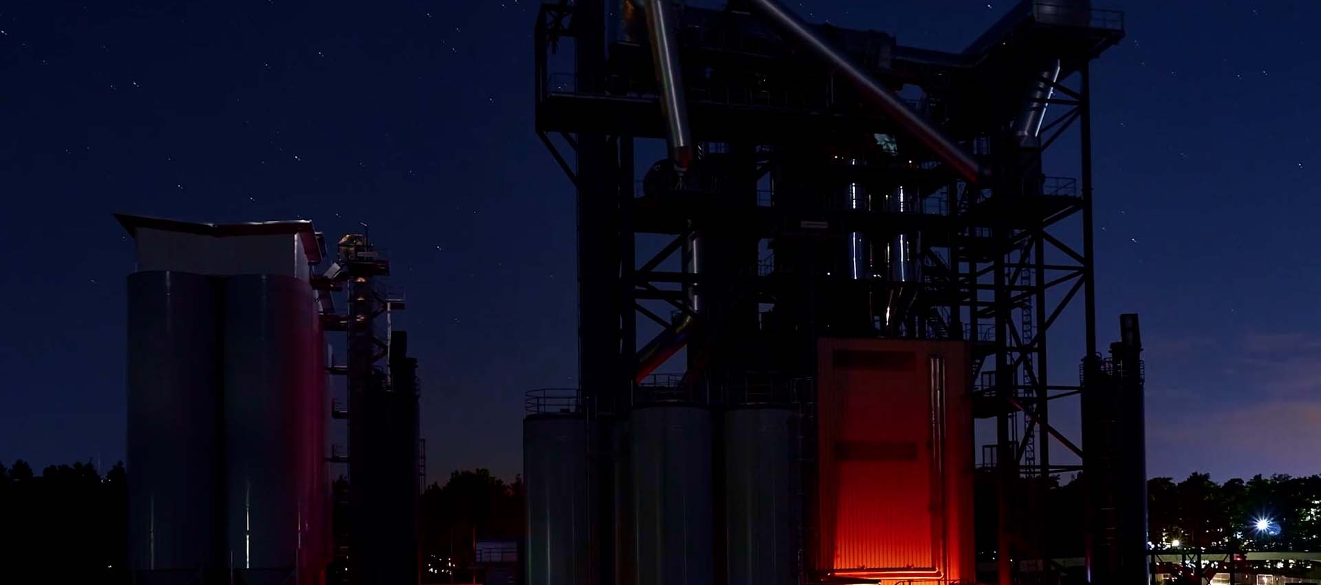 fabrik bei nacht unter sternenhimmel
