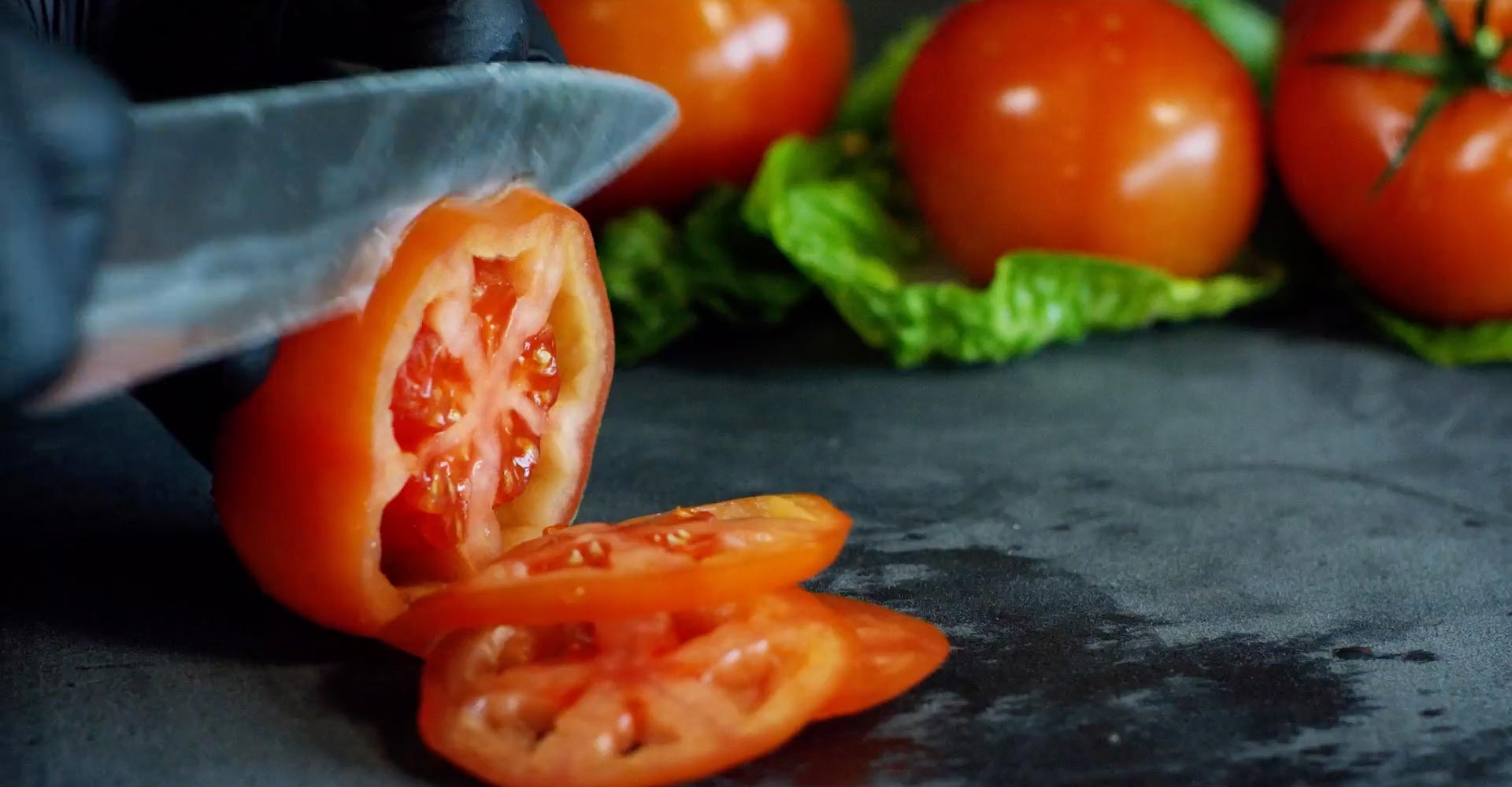 messer schneidet tomaten