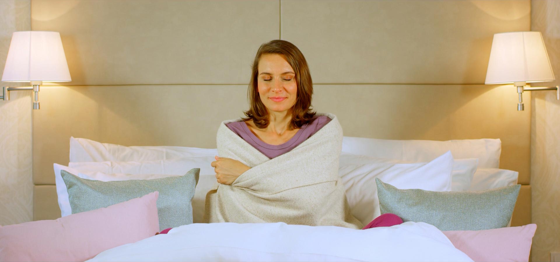 Eine Frau enspannt auf einem Bett