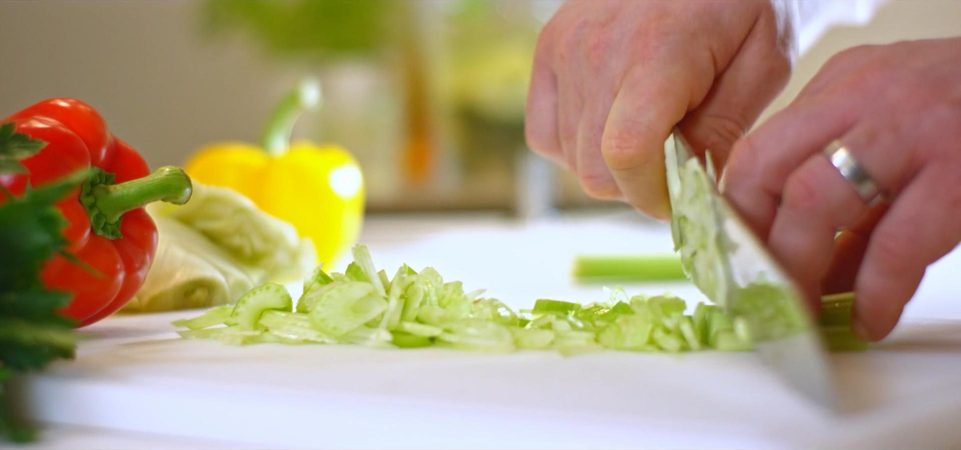Frisches Gemüse wird geschnitten