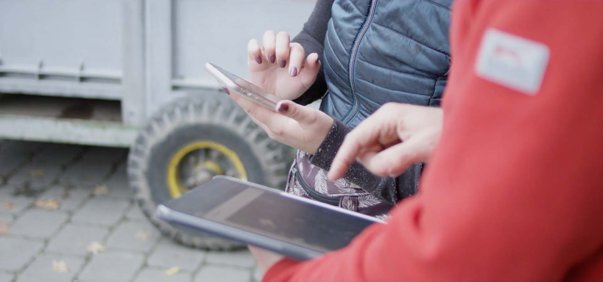 Mitarbeiter des Schlossgut Liebieg benutzen die Mossle App auf Smartphone und Tablet