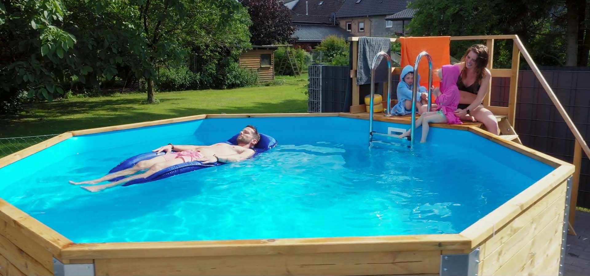 Mann entspannt auf einer schwimmmatte im Pool